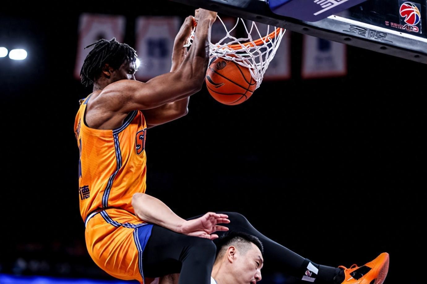 yy体育-怀特塞德合同已转正！打爆广东北京内线，上海男篮争冠需要他