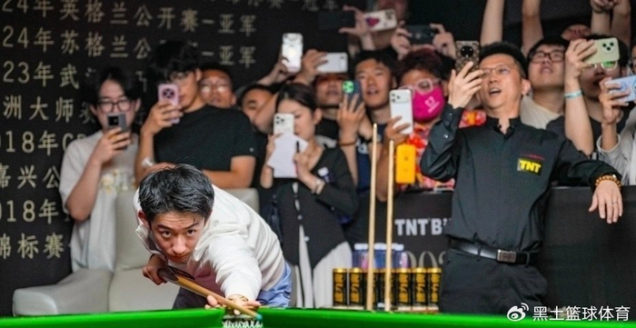 易游体育app-吴宜泽被迫营业！深夜与球迷合影面无笑容 现场主持大喊：别碰他 别说|斯诺克世锦赛|肖恩·墨菲|世锦赛|墨菲|兰州_新浪体育_新浪新闻